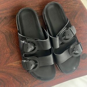 Vince Glyn black sandals